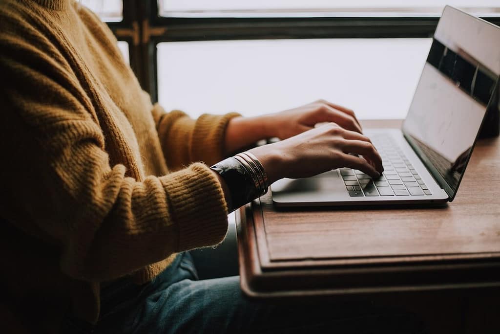 Osoba koristi laptop, ilustracija za program digitalnih i jezičkih vještina mladih