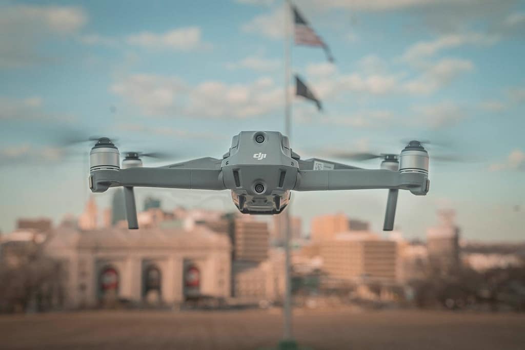 Dron u letu iznad urbanog područja, ilustracija za tekst o MUP-u TK