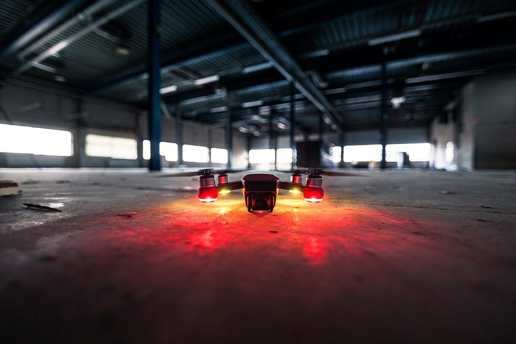 Dron u industrijskom prostoru, ilustracija uz vijest o fabrici dronova u Srbiji