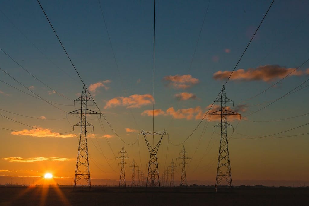 Ilustrativna fotografija dalekovoda i elektroenergetske mreže; foto Matthew Henry / Unsplash