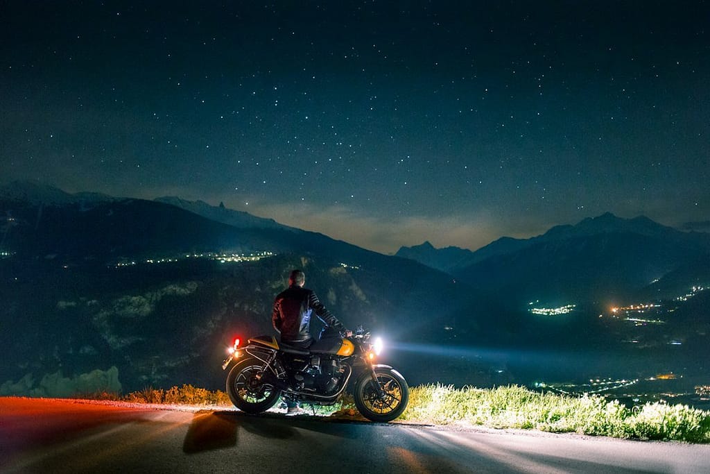 Ilustrativna fotografija motocikla na cesti. Foto: Duncan Adler / Unsplash