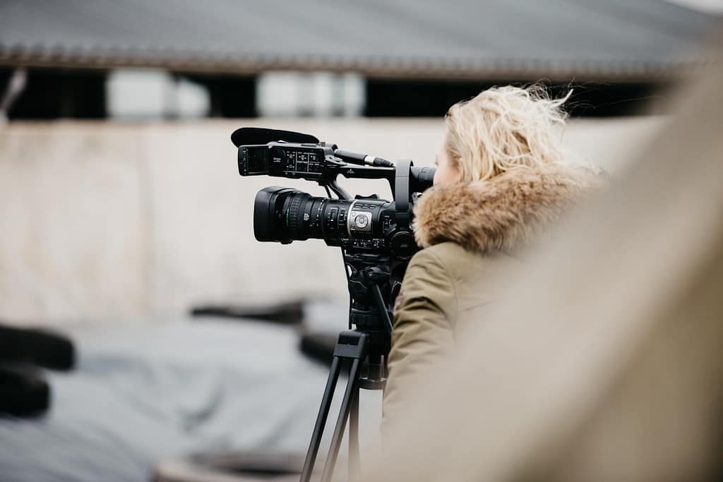 Novinarska kamera na stativu, ilustrativna fotografija. Foto: Joppe Spaa / Unsplash