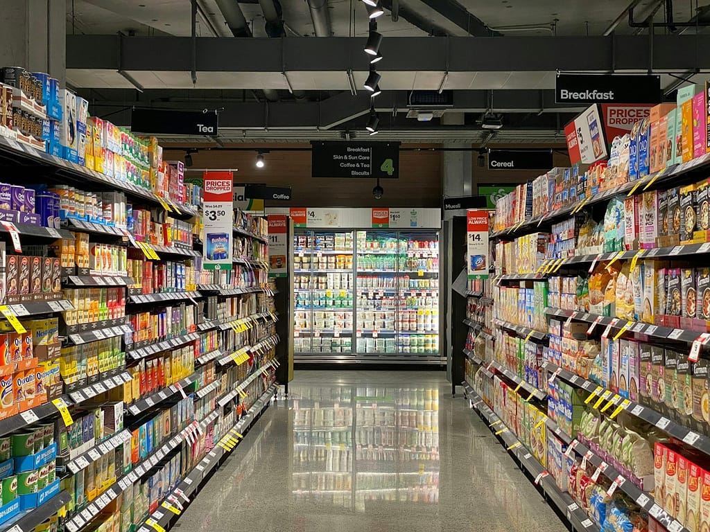 Police supermarketa kao ilustracija mjere zaključanih cijena u FBiH. Fotografija: Franki Chamaki / Unsplash