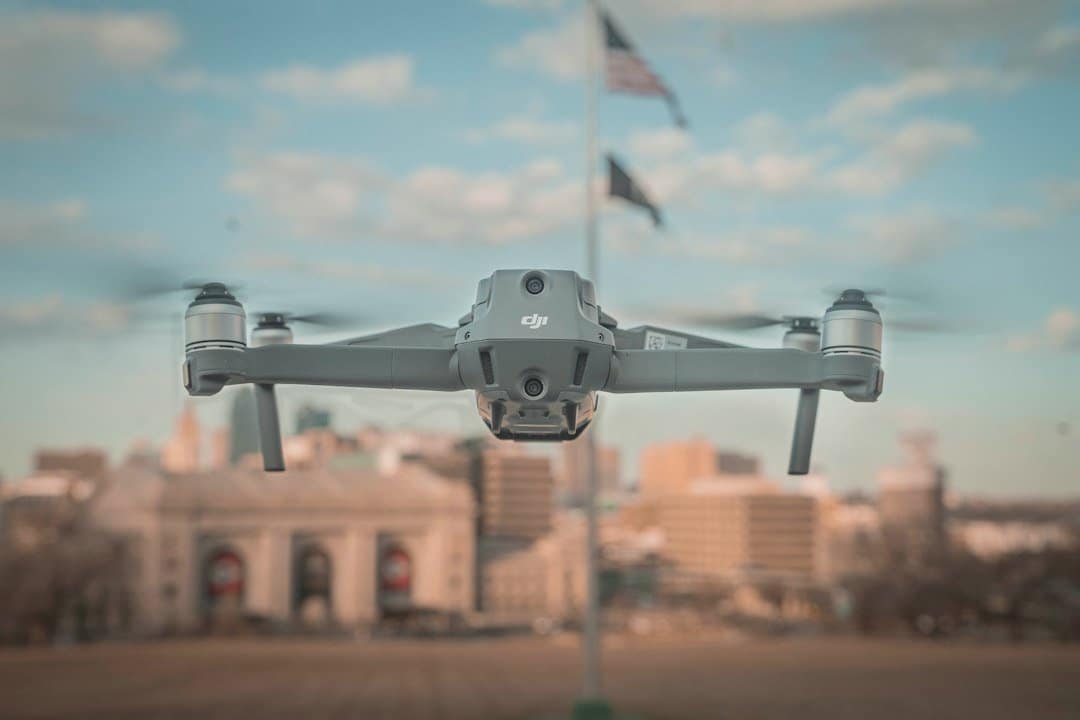 Dron u letu iznad urbanog područja, ilustracija za tekst o MUP-u TK