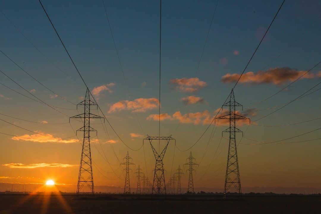 Ilustrativna fotografija dalekovoda i elektroenergetske mreže; foto Matthew Henry / Unsplash