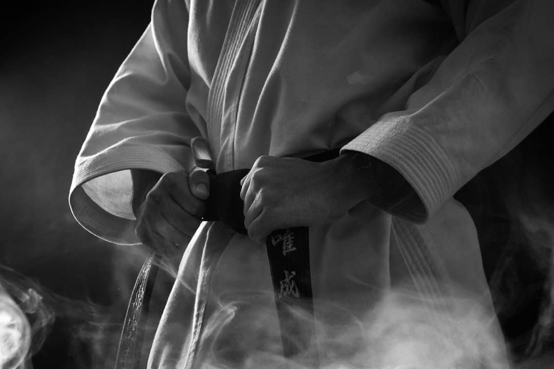 Ilustrativna fotografija karate sportiste u bijelom kimonu — foto Nguyen Hung / Unsplash