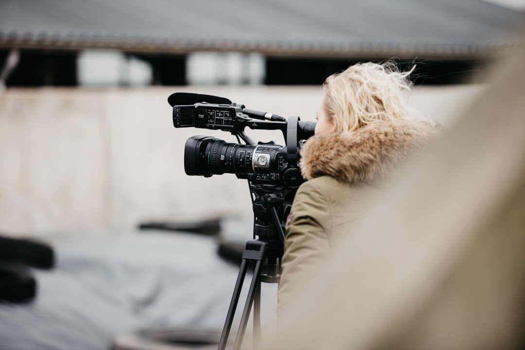 Novinarska kamera na stativu, ilustrativna fotografija. Foto: Joppe Spaa / Unsplash