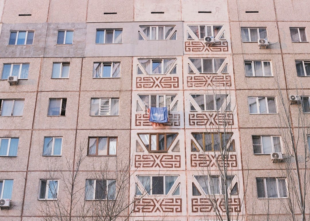Fasada stambene zgrade s balkonima, ilustracija uz subvencije za stambene kredite mladih u Tuzlanskom kantonu