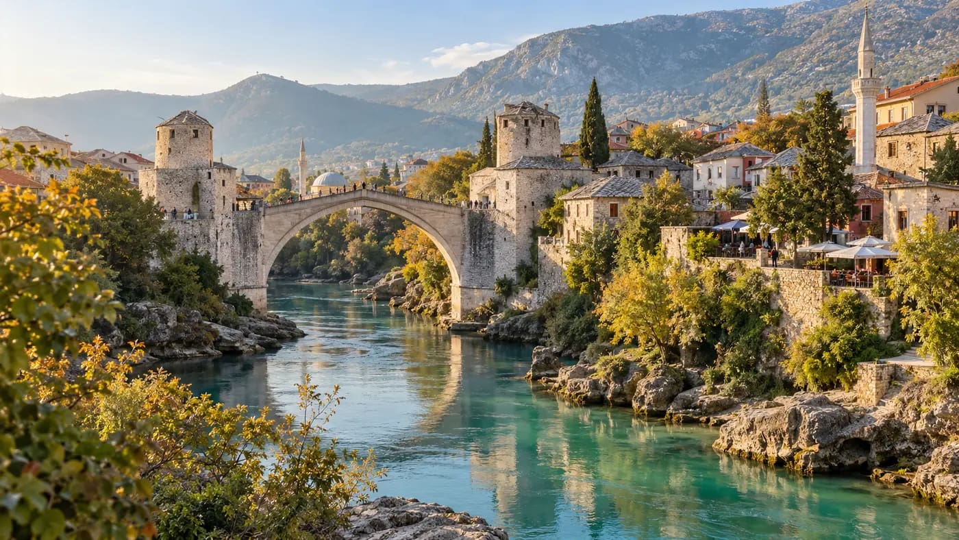 Stari most u Mostaru i Neretva u jesen